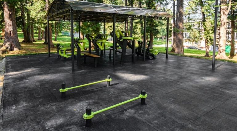 От турника до фиджитала: эволюция уличного спортивного оборудования и как не ошибиться с выбором?